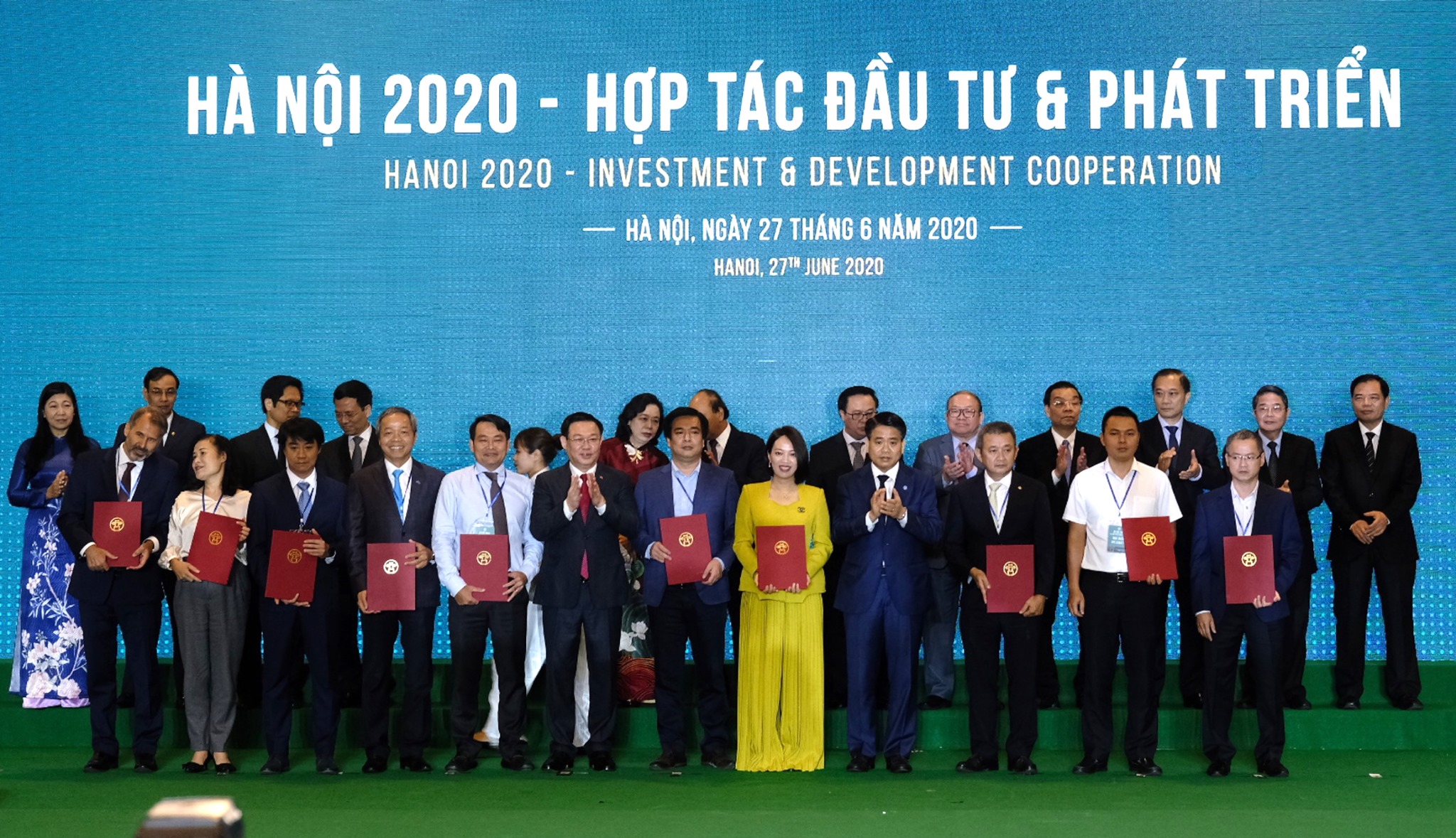 Hanoi People's Committee and 5 IT corporations sign memorandum of understanding on investment cooperation in telecommunication